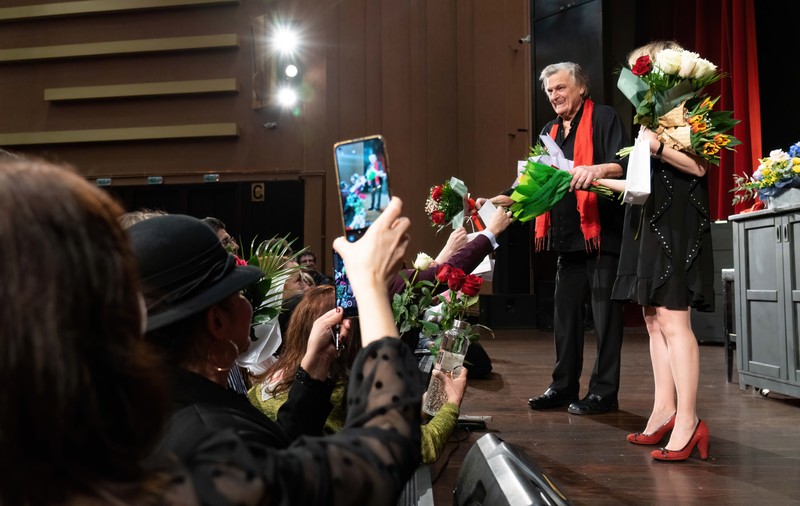 Florin Piersic a sărbătorit 87 de ani pe scenă, la Cluj. Fanii au venit cu tricouri cu Mărgelatu și „I love you, ciocoflendere”. „Nu-i o vârstă atât de frumoasă”