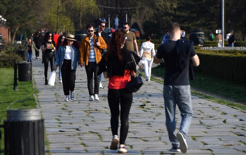 Bucureștenii ignoră sfaturile autorităților. Parcul Herăstrău, plin de oameni