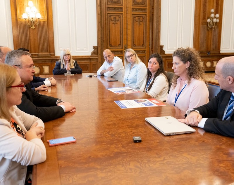 Ambasadorul Israelului în România a fost în Parlament împreună cu soția românului ostatic din Fâșia Gaza