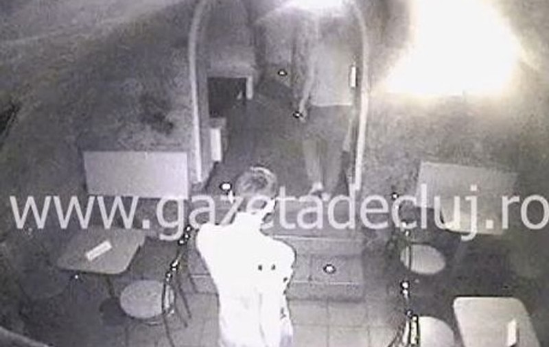D-ale lui Găbiţă! Tamaş şi-a găsit partener de pahar la Cluj: Florin Costea! Cei doi s-au îmbătat şi olteanul s-a dezbracat în faţa chelneriţei | VIDEO