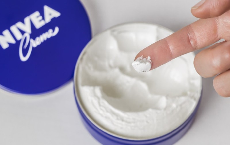 O farmacistă a dezvăluit cum se aplică, de fapt, crema Nivea din cutia albastră