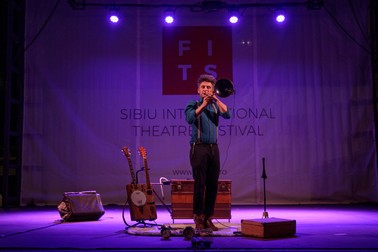 Artistul francez Eric Tarantola are o cutie întreagă cu instrumente sau obiecte din bucătărie la care cântă