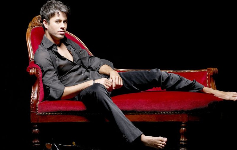Enrique Iglesias a dat cu maşina peste o fană, dar se consideră nevinovat