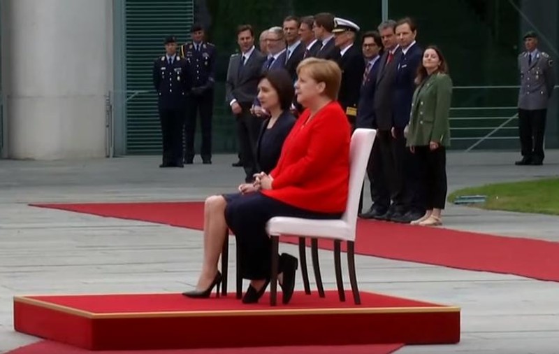 Angela Merkel a stat din nou pe scaun, la ceremonia în care a primit-o pe Maia Sandu