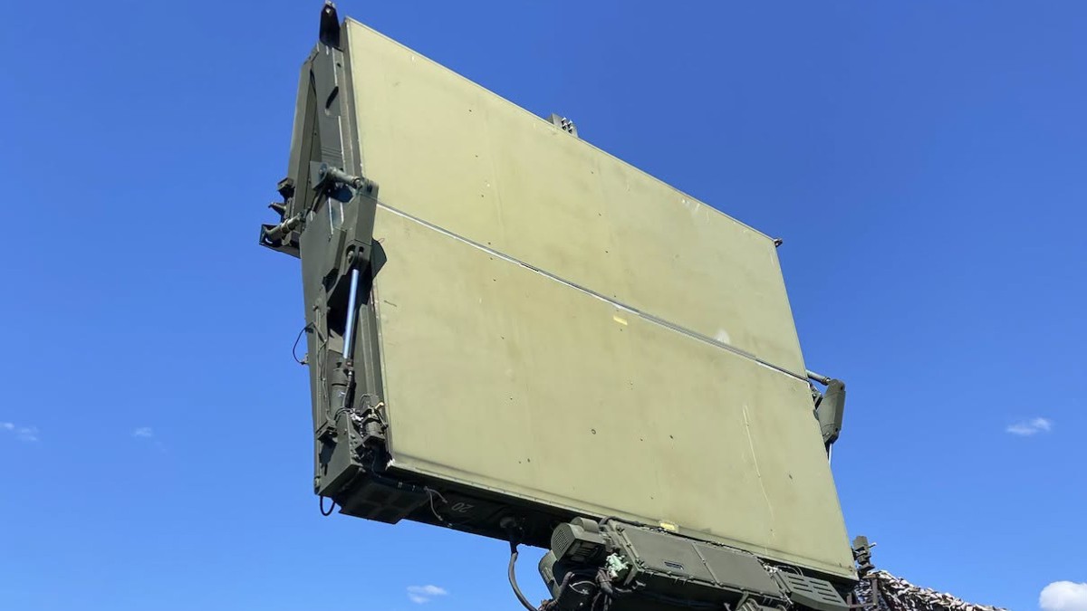 Un radar militar mobil cu antenă de tip panou plat de culoare verde