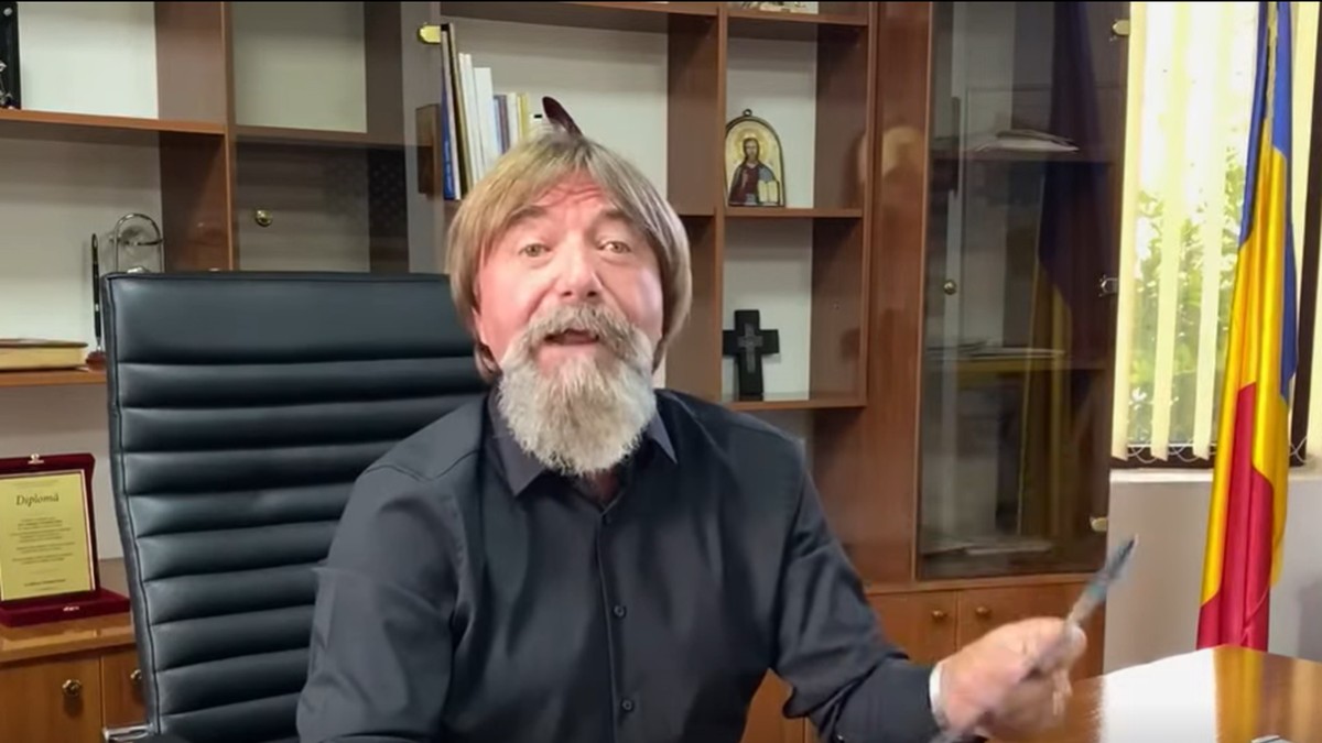 Silviu Gheorghe vorbește de la birouul din cadrul Primăriei Otopeni, iunie 2026