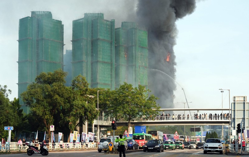 Un incendiu devastator a cuprins un complex de apartamente în Hong Kong. Zeci de oameni au murit, pompierii se luptă cu flăcările