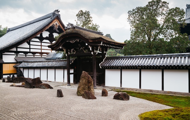 Cea mai veche toaletă din Japonia, avariată din  greșeală de un șofer, angajat al unei organizații de conservare a relicvelor culturale