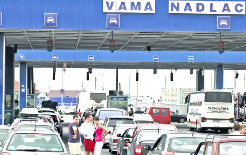 Aglomeraţie la ieşirea din ţară prin Nădlac II. Cât se așteaptă la punctul de control