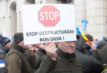 Cateva zeci de angajati ai Romsilva protesteaza fata de dezvaluirile aparute in media privind salariile membrilor conducerii institutiei, miercuri, 12 februarie 2025, in fata sediului ministerului Mediului din Bucuresti. ALEXANDRA PANDREA / GMN via MEDIAFAX FOTO