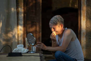 Actorul Iulian Gliță se pregătește pentru spectacolul “Experimentul”