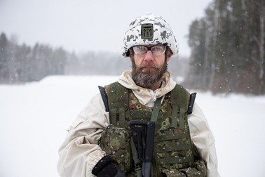 Colonelul Andrus Merilo, comandantul bazei NATO de la Tapa, participând la exercițiile militare din 6 februarie 2022. Foto: Profimedia Images