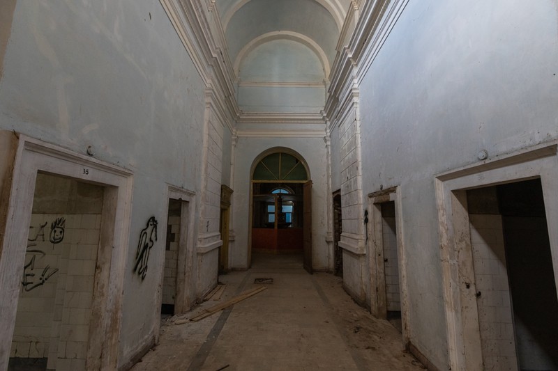 Holul de „artă modernă”. „Sunt mulți oameni care intră și își lasă amprenta aici și nu într-un mod pozitiv. E cel mai urât mod de a trata o clădire”, spune Oana Chirilă