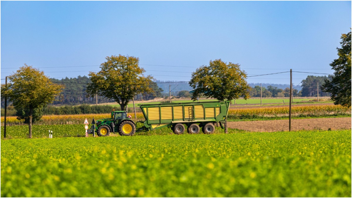 În imagine este prezentat un tractor, pe un teren agricol.