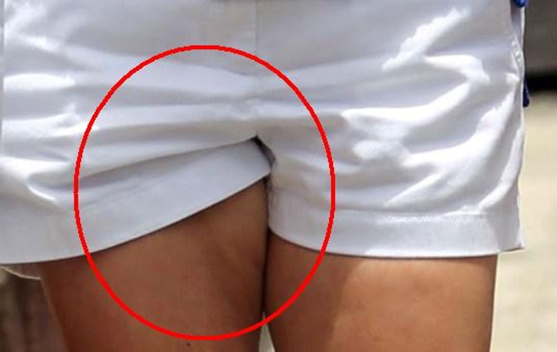 Cracul pantalonului, ”PRIZONIER” în zona INGHINALĂ? Să fie de VINĂ SILUETA VEDETEI SAU UN MATERIAL NEPOTRIVIT?