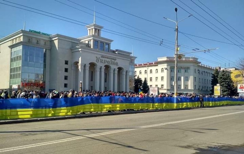 Protest cu sute de oameni pe străzile orașului ucrainean Herson, ocupat de armata rusă