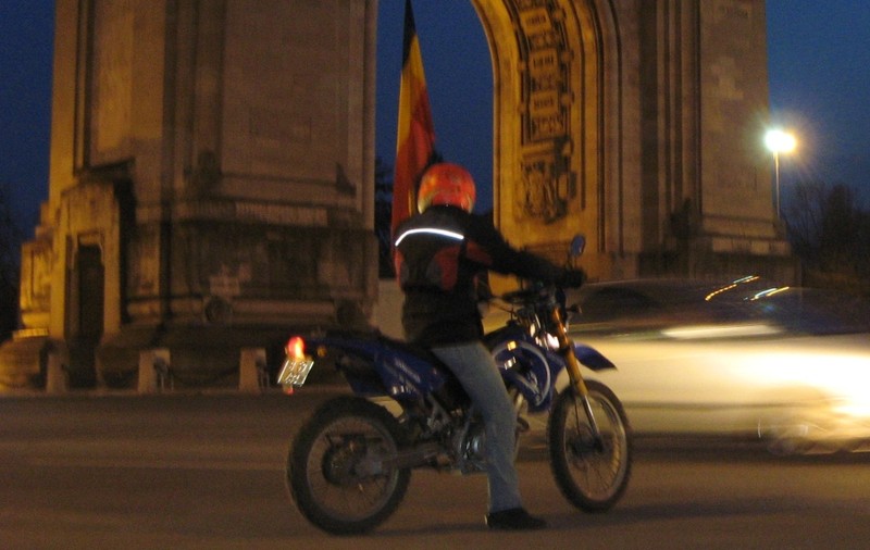 Bătrân lovit mortal de o motocicletă, în timp ce traversa 