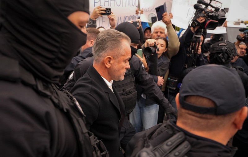 Îi ajută Plaha pe moldoveni să voteze? De ce ne plac filmele cu mafioți și moguli