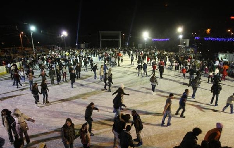 Scandal în Japonia, din cauza unui parc de atracții. Oamenii patinau peste 5.000 de pești congelați | VIDEO