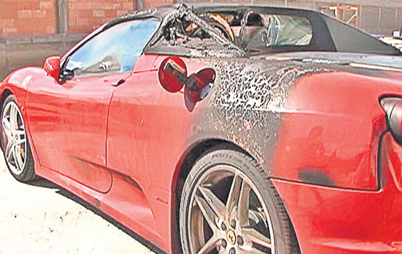 Doi reţinuţi după scandalul cu Ferrariul incendiat