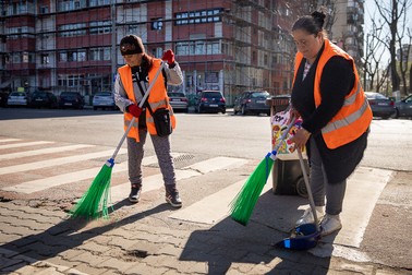 Măturătoarele din Sectorul 5 preferă să lucreze fără masca primită de la angajator