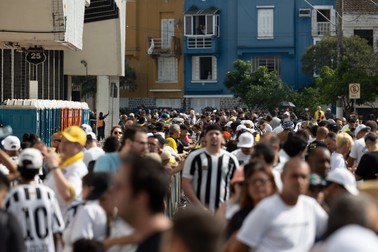 Brazilienii stau la coadă să poată intra pe stadion