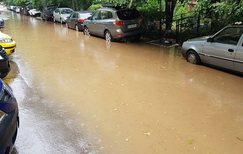 Inundații în Buzău și în alte județe vizate de codul portocaliu. Inspectoratul Școlar Vrancea a fost inundat/ FOTO