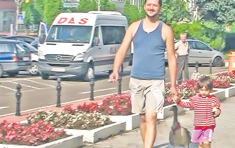 VIDEO | O fetiţă din Piatra Neamţ se plimbă cu gâsca prin oraş