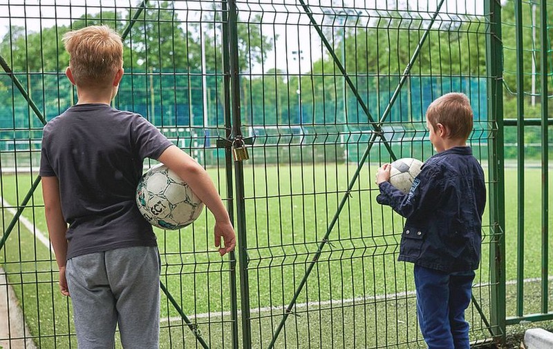 Camera Deputaţilor a adoptat proiectul legislativ prin care oamenii pot avea acces în bazele sportive ale instituţiilor de învăţământ, în afara orarului şcolar