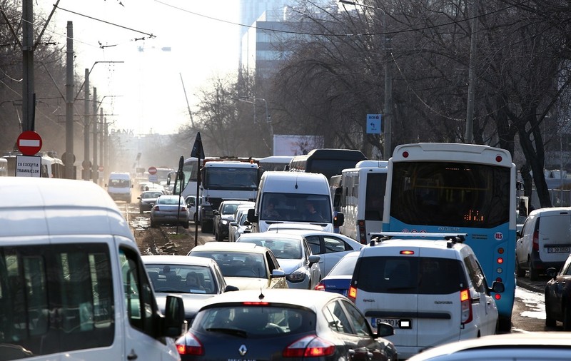 Studiu eJobs: 4 din 10 angajați petrec, zilnic, între una și două ore pe drum, între casă și birou