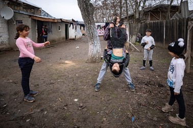 Alex îl ajută pe fratele lui Eugen să facă o cascadorie