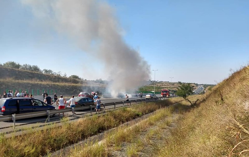 Circulație întreruptă pe Autostrada Soarelui. O mașină a luat foc în urma unui accident