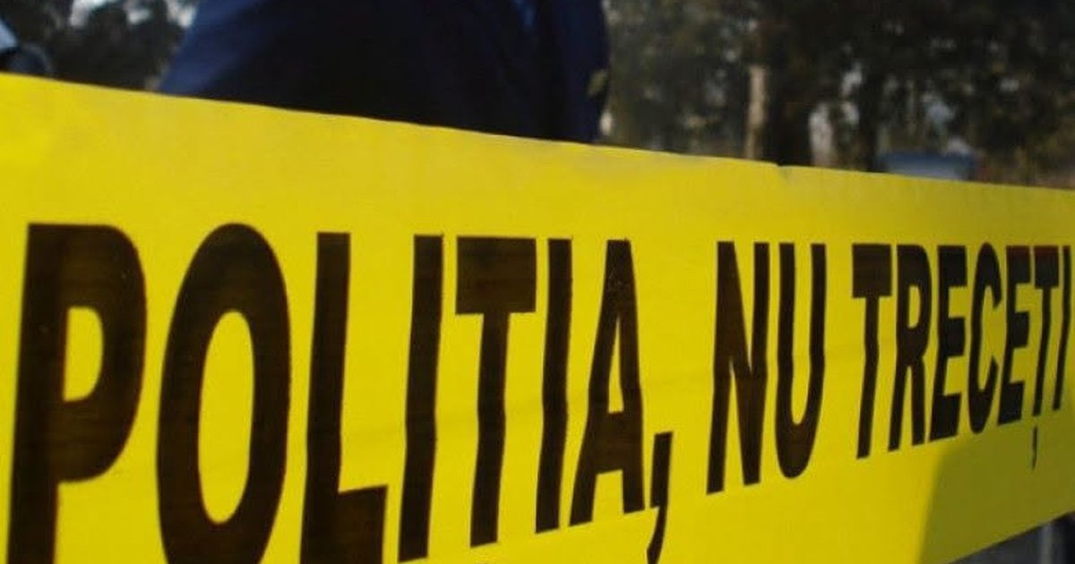 O bandă cu „poliția, nu treceți” a fost pusă de polițiști în locul producerii unei crime