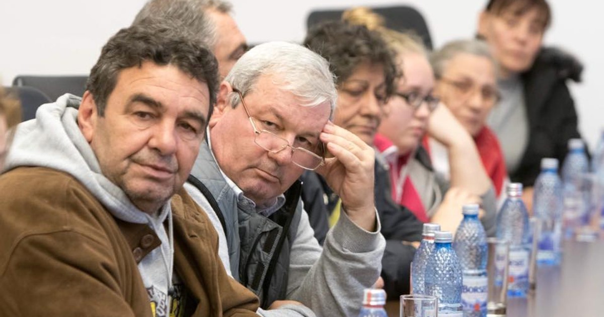 Locatarii blocului ars din sectorul 5 au primit case. Locatari ai blocului ars din sectoprul 5, la sediul Primăriei Capitalei