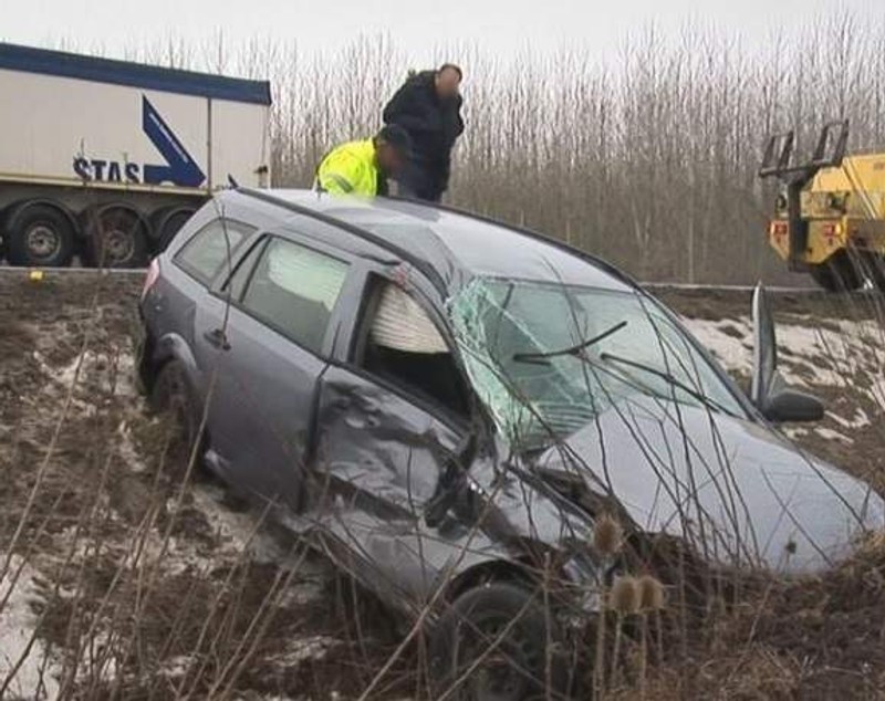 Cinci români au fost răniți în Ungaria, după ce maşina lor a fost lovită de un TIR (FOTO)