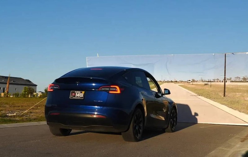 Tehnologia mașinilor Tesla, pusă la încercare. Modelul Y a fost păcălit să intre într-un zid fals