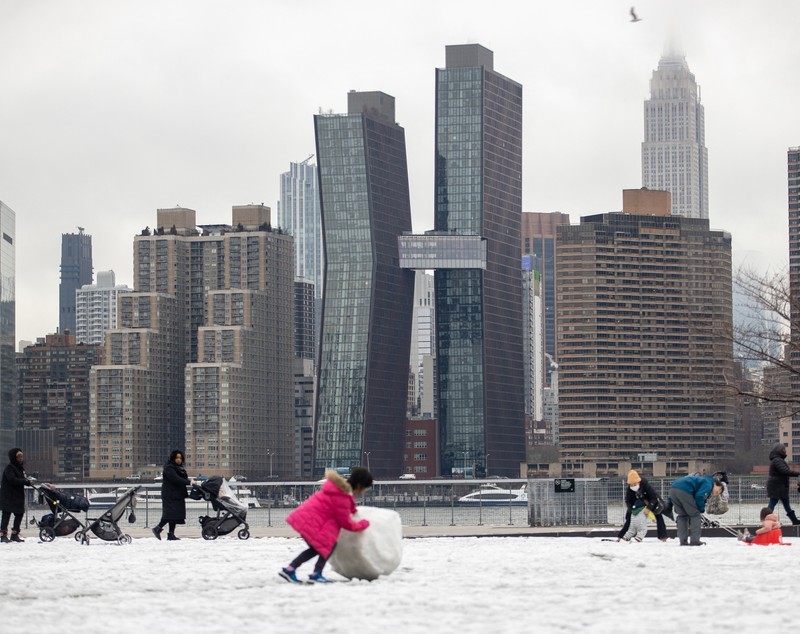 Prima ninsoare puternică din acest an la New York. Sute de zboruri, anulate