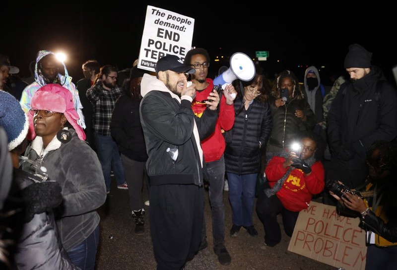 epa10435041 People gather for a protest following the release of video footage showing the encounter earlier this month between Tyre Nichols, 29, and five Memphis police officers which resulted in Nichols' beating and subsequent death, in Memphis, Tennessee, USA, 27 January 2023. Nichols, who was stopped by Memphis police on 7 January 2023 for reckless driving, died three days after the incident from injuries sustained when the officers involved, who have all been fired and charged with murder, beat him after his arrest. EPA-EFE/TANNEN MAURY