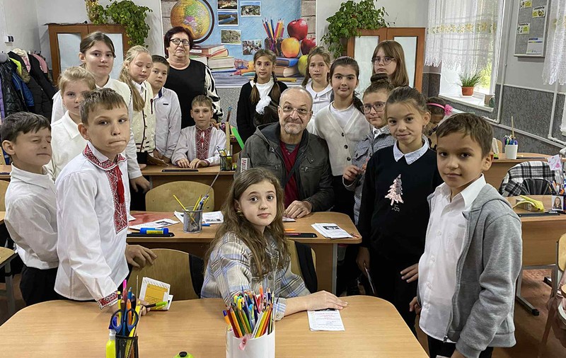 Două eleve din satul Roșu, Republica Moldova, și-au dorit să vadă un scriitor în carne și oase. Cezar Paul-Bădescu le-a acceptat invitația: „Au fost multe momente în care-mi stăpâneam emoțiile cu greu, în care aproape că-mi dădeau lacrimile”