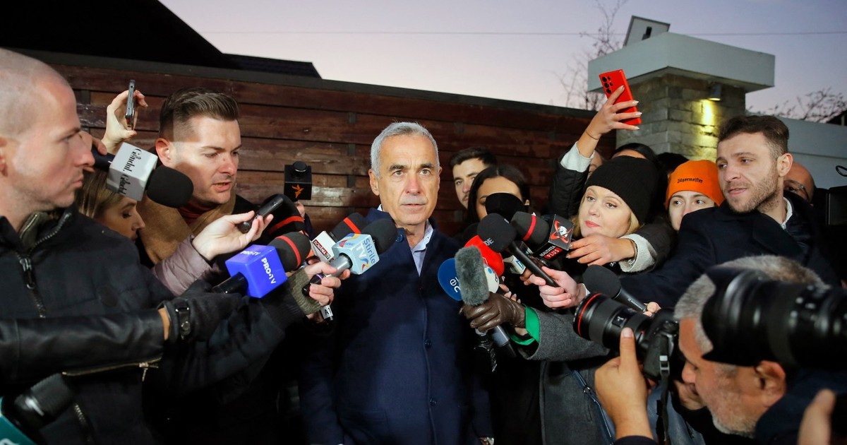 Călin Georgescu inconjurat de jurnalisti
