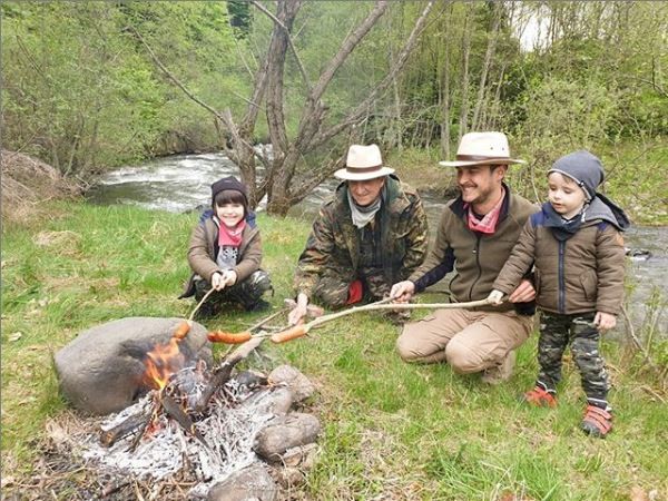 Șerban Copoț își duce des copiii în drumeții și îi învață tehnici de supraviețuire