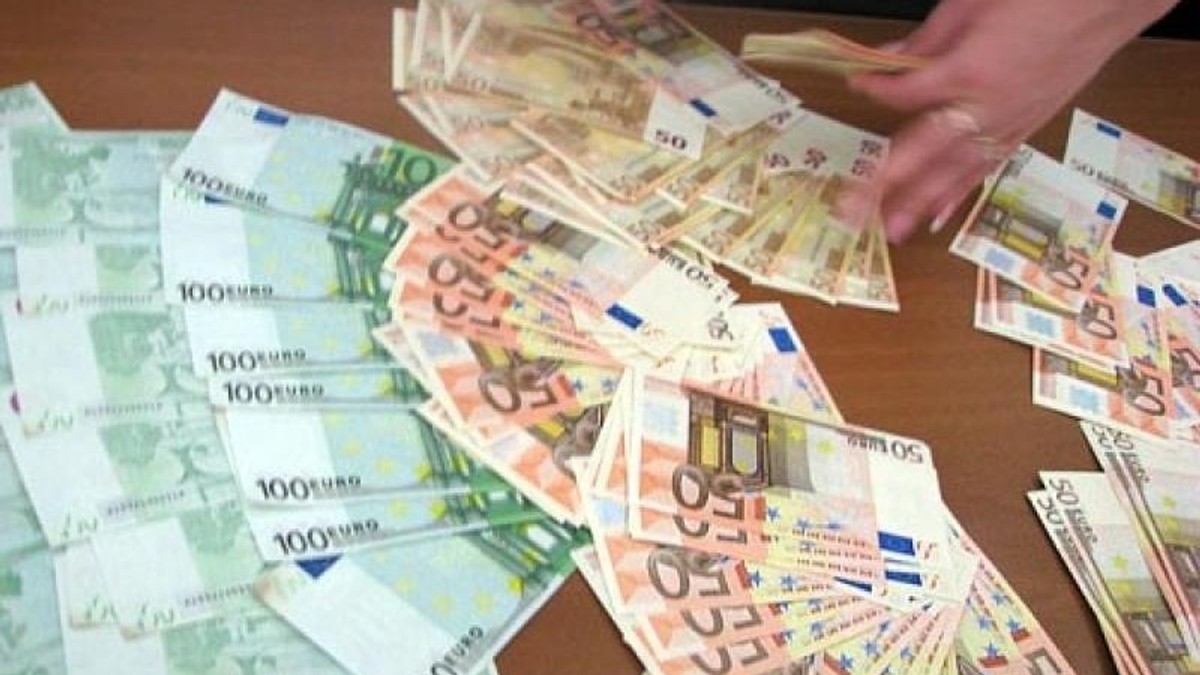 A găsit 9.000 de euro la gunoi și s-a ales cu dosar penal fiindcă nu i-a dus la Poliție