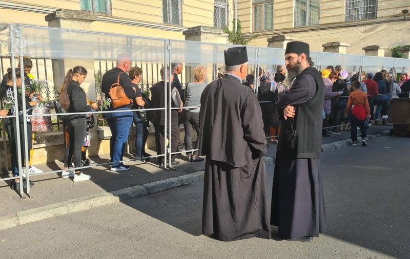 Teama de război a intrat în rugăciunile pelerinilor de la Sfânta Parascheva. „Să ne ferească Sfânta de toți cei răi!”