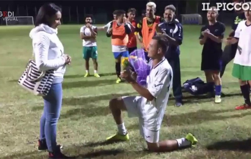 VIDEO | Un fotbalist român din Italia și-a chemat iubita la antrenament. A simulat o accidentare gravă și a cerut-o de soție
