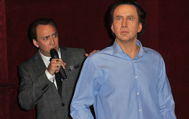 Nicolas Cage, nemulțumit de statuia lui din ceară? Uite ce față a făcut când și-a văzut "fratele geamăn"! FOTO
