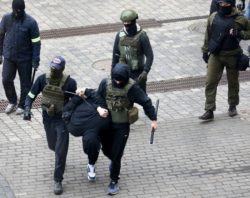 Noi proteste violente la Minsk. Svetlana Tihanovskaia speră să se vadă cu Joe Biden