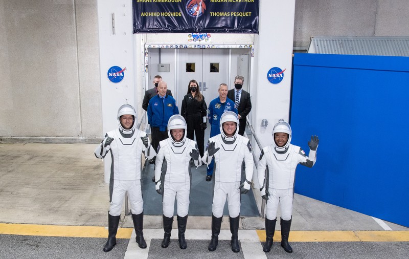 O navă SpaceX a preluat patru astronauţi de pe Staţia Spaţială Internaţională. „Ne revedem pe Pământ”