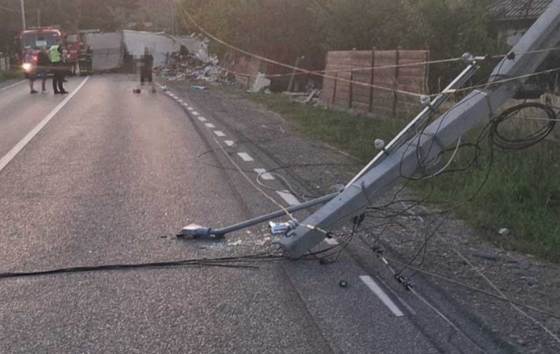 Un șofer de TIR a făcut prăpăd pe o șosea din Neamț: s-a răsturnat cu camionul, a rupt doi stâlpi, o țeavă de gaz și două garduri