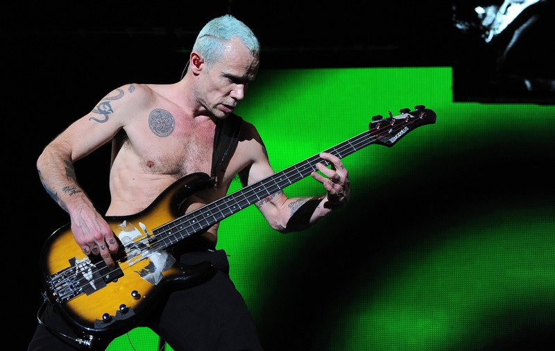 Flea, basistul Red Hot Chili Peppers, gol în balconul unui hotel de lux din Rio de Janeiro