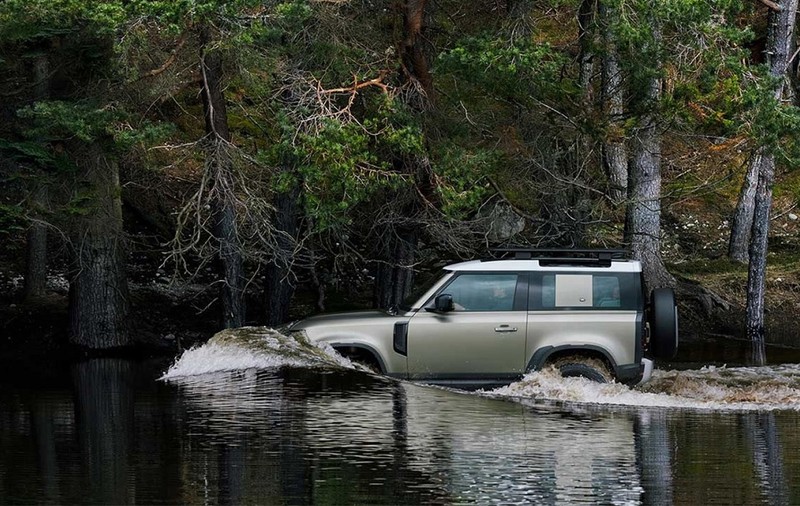 Cumpărătorii optează tot mai mult pentru mașini personalizate - Land Rover Defender răspunde provocărilor